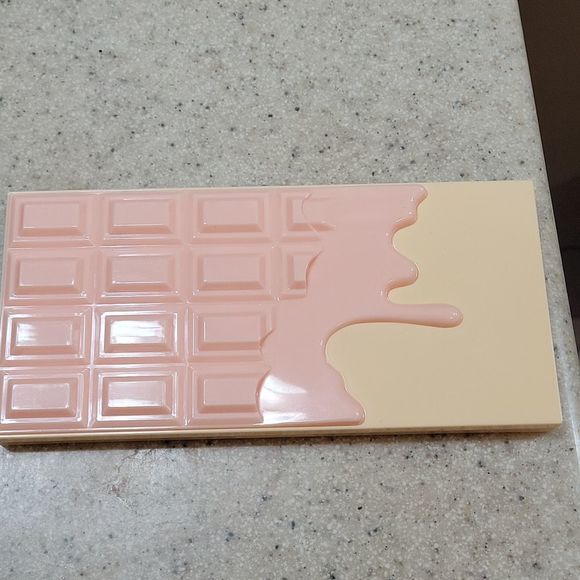 I ❤️ REVOLUTION PRALINE HIGHLIGHTER PALETTE - Picture 2 of 11